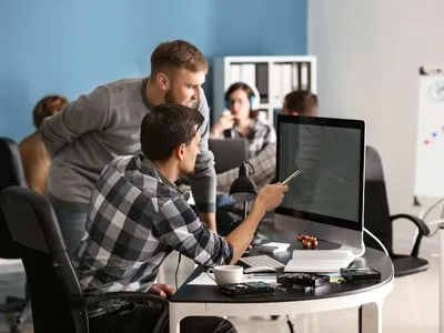 Groupe travaillant sur ordinateurs - Devenir Formation